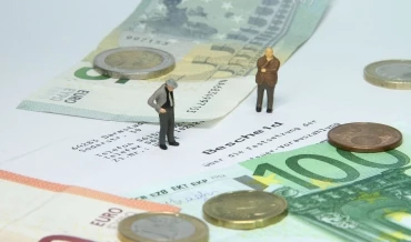 Quels sont les modes de paiement et les conditions de règlement que l'on peut indiquer sur une facture ?